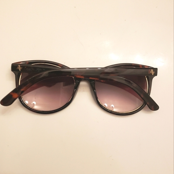 Adrienne Vittadini Sunglasses with Golden Trim - Picture 9 of 9